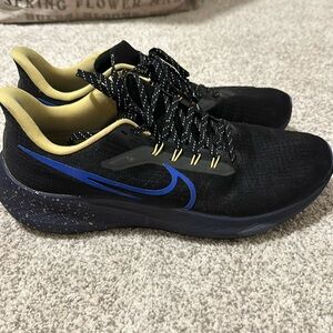 Men’s Nike running shoes black size 11.5